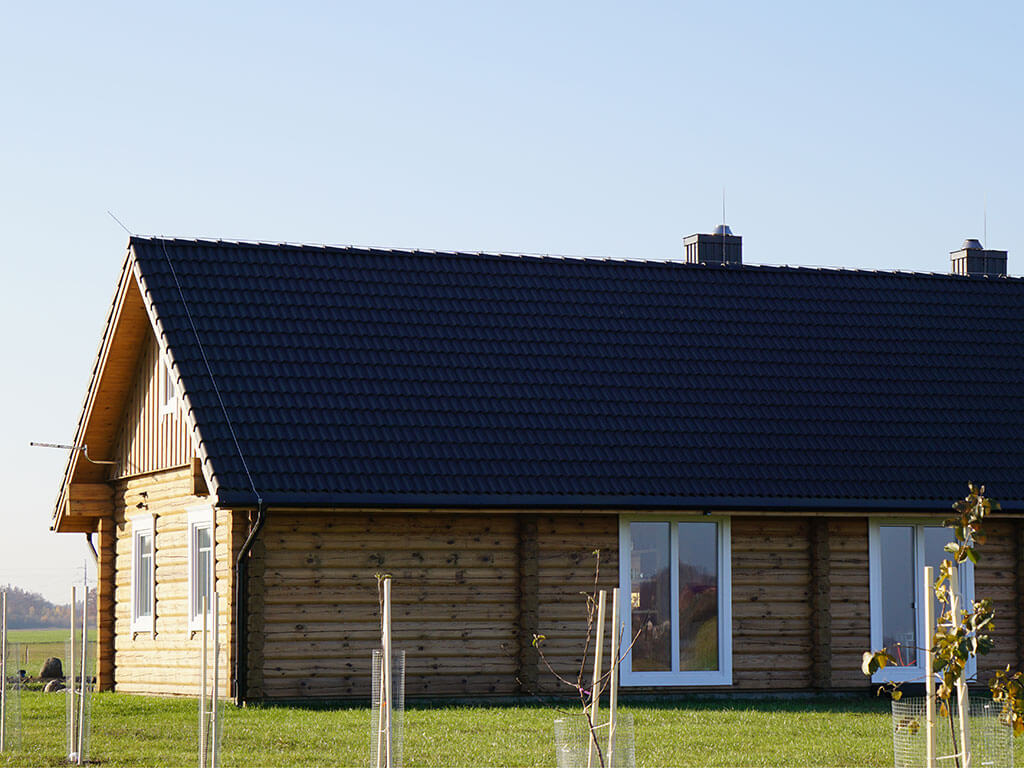 Medinis namas su Stogų Linijos įrengtu stogu